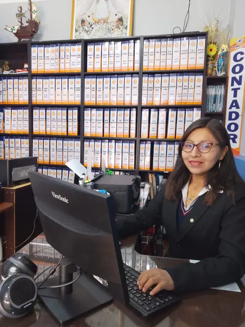 Integrante del equipo de Grupo Martí en la oficina de Jr. Arequipa